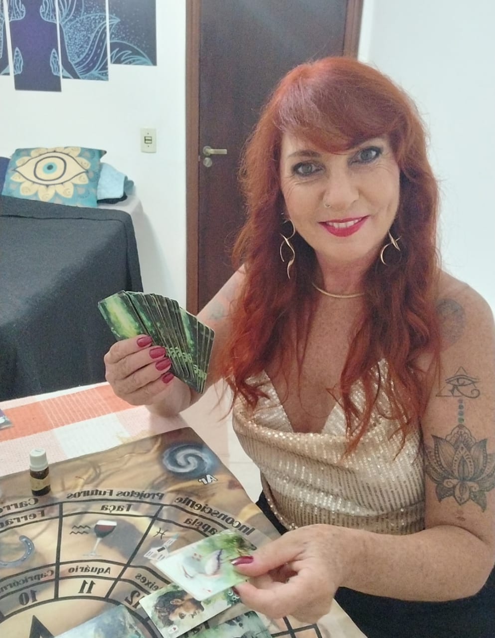Miriam Leão segurando as cartas do Baralho Cigano